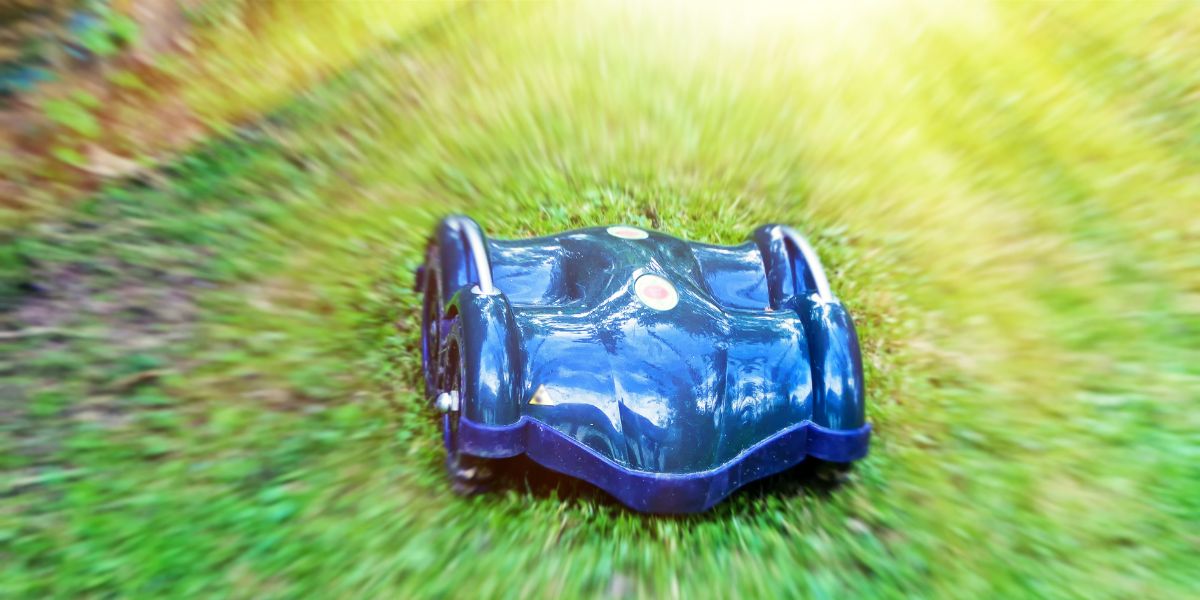 Les robots tondeuses pour pelouse au cœur d'un jardin high-tech